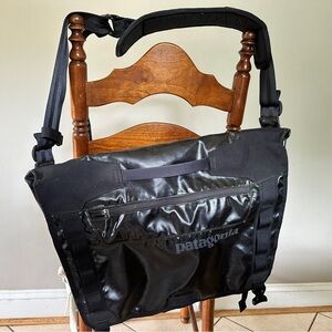 Patagonia Black Hole Messenger Bag